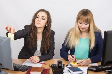 Ofis personeli küçük bir kareye hatırlatma notları yazar.