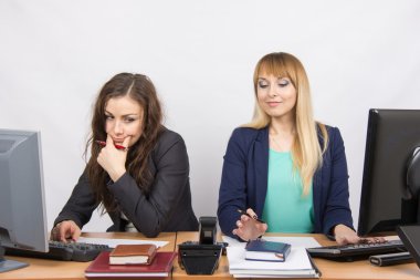 Ofiste durum - telefon çaldı, iki işbirlikçiona baktı