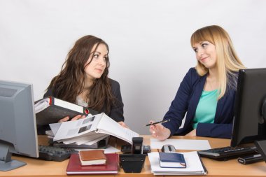 Ofiste durum - bir çalışan aşırı yük, diğer hiçbir şey yapmaz