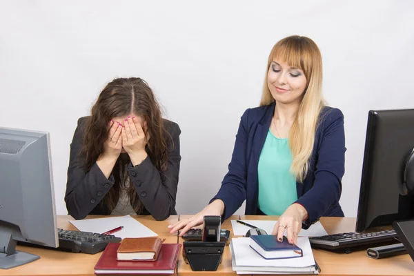 The situation in the office - one girl is very upset, others are pretty straightens things on your desktop — Stock Photo, Image