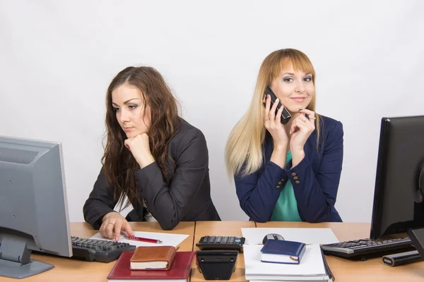 Situationen i Office-Happy Employee pratar på telefon, kollega ser trött på datorskärmen — Stockfoto