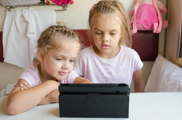 Dos chicas mirando la tableta en el tren — Foto de Stock
