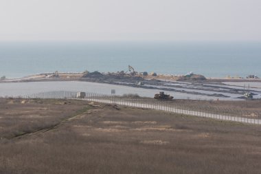 Taman, Rusya - 8 Mart 2016: Tuzla tükürmek ve--dan aynı derecede-in Şubat 2016 Kerç ve Taman Yarımadası bağlanacak Taman, Kerç Boğazı yoluyla taşıma geçiş inşaatı bir görünüm