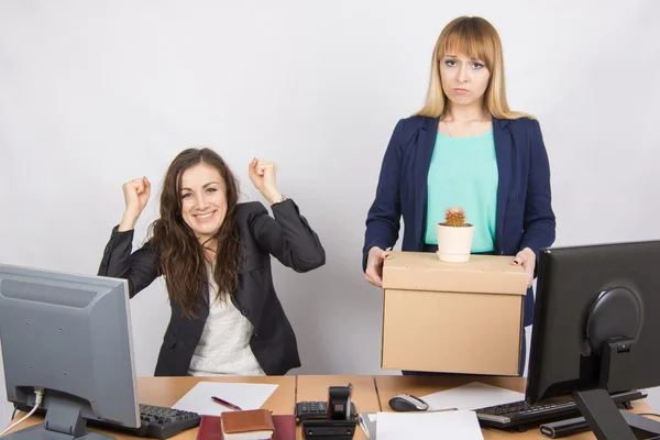 Büroangestellte freut sich über gefeuerten Kollegen — Stockfoto