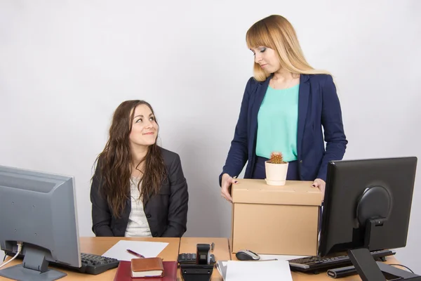 Travailleur de bureau avec un sourire en regardant le collègue licencié — Photo