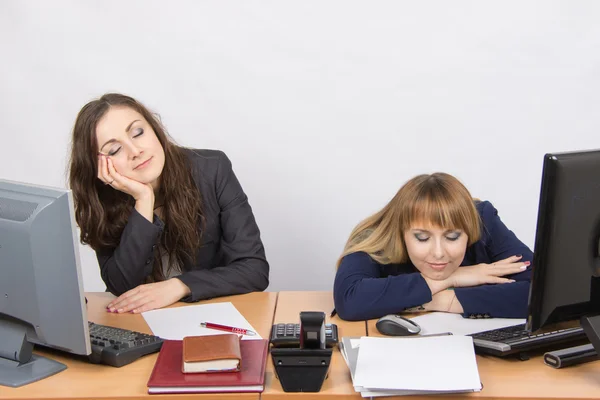 Dos jóvenes trabajadores de oficina durmiendo en el trabajo — Foto de Stock