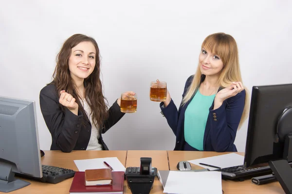 Tee zwei Büroangestellte am Schreibtisch — Stockfoto