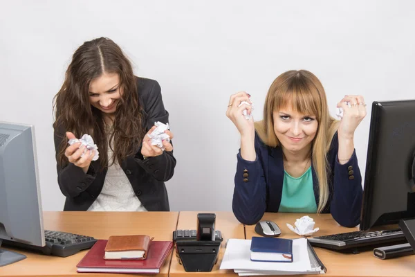 Les employés du bureau papier crumple furieux — Photo