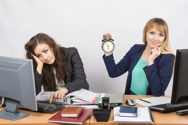 Two office workers wait for the end of the working day — Stock Photo, Image