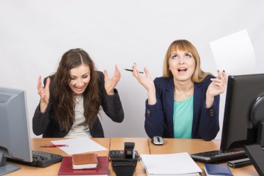 Ofiste iki çalışan ve ekspres rabost kabartma