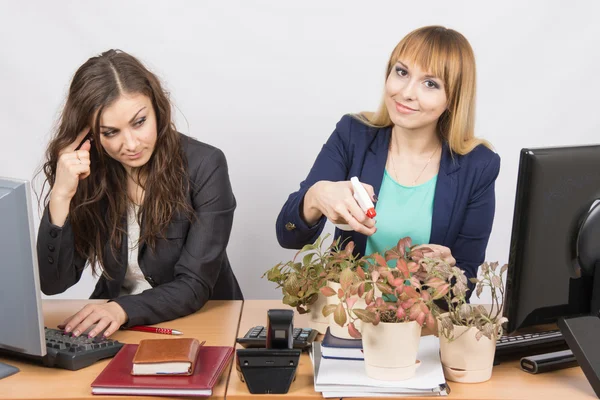 Office werknemer beschouwt Crazy collega-een liefhebber van bloemen — Stockfoto