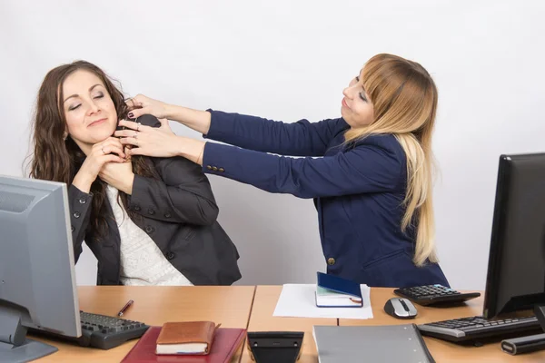 Das Mädchen am Büroarbeitsplatz versucht, einen Kollegen zu ersticken — Stockfoto