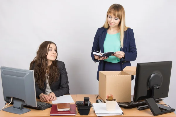 An employee in the office happily arranges things around, watching her colleagues — Stock Photo, Image