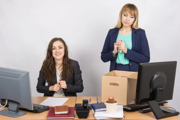 Le licenciement de collègues est une joie dans l'employé de bureau — Photo