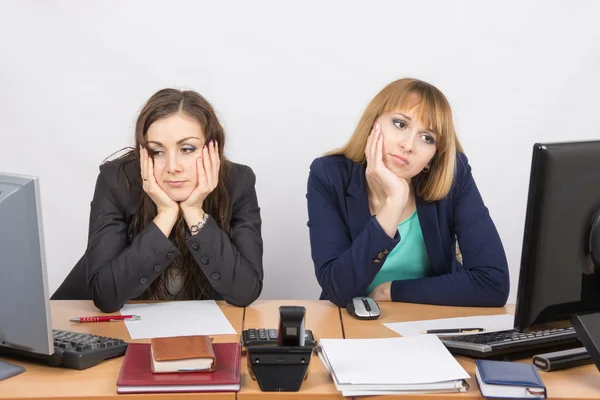 Twee jonge kantoor werknemer moe van het zitten in de voorkant van computers — Stockfoto