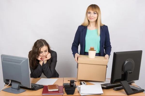 Un empleado en la oficina felizmente mantiene las cosas muy tristes colega — Foto de Stock