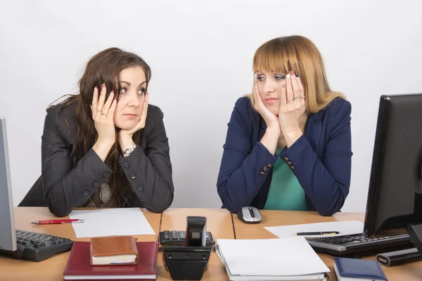 Twee kantoormedewerkers moe gemarteld kijken naar elkaar — Stockfoto