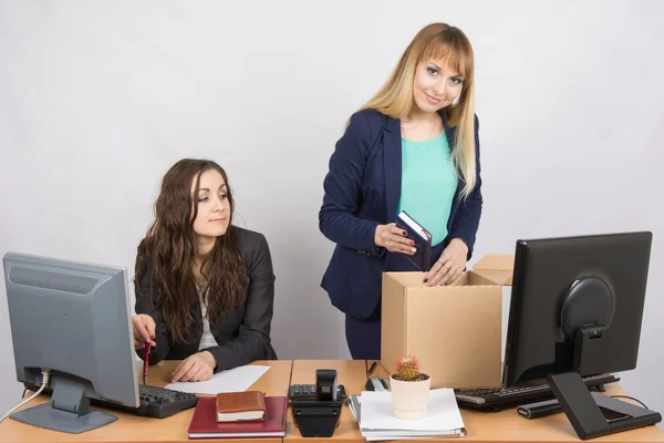 An employee in the office watching colleague who happily collects things — Stock Photo, Image