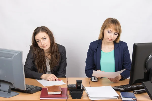 Office Workers of despondently sitting at a desk — Stockfoto
