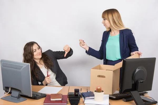 Empleado de oficina gesto humillante de los colegas despedidos que se defiende — Foto de Stock