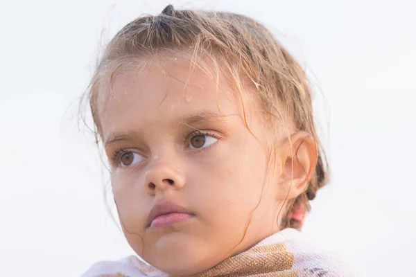 Ritratto di una ragazza triste con sei anni congelati Capelli bagnati — Foto Stock