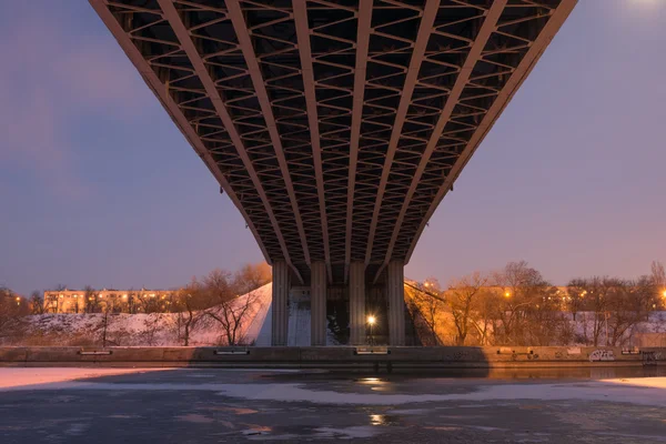 Volgogrado, Rusia - 20 de febrero de 2016: Vista nocturna de la parte inferior del puente de carretera sobre el canal Volga-Don Lenin en el distrito de Krasnoarmeysk de Volgogrado — Foto de Stock