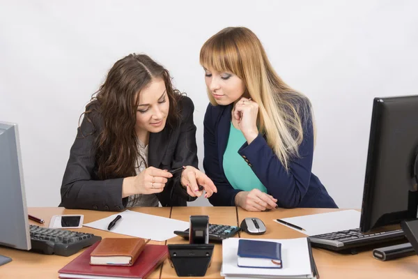 Unga kontorsarbetare diskuterar entusiastiskt läppstift vid ditt skrivbord — Stockfoto