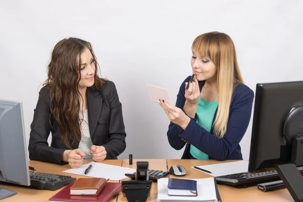 Kontorspersonal konstaterar som läppstift kollega sitter bredvid sitt skrivbord — Stockfoto