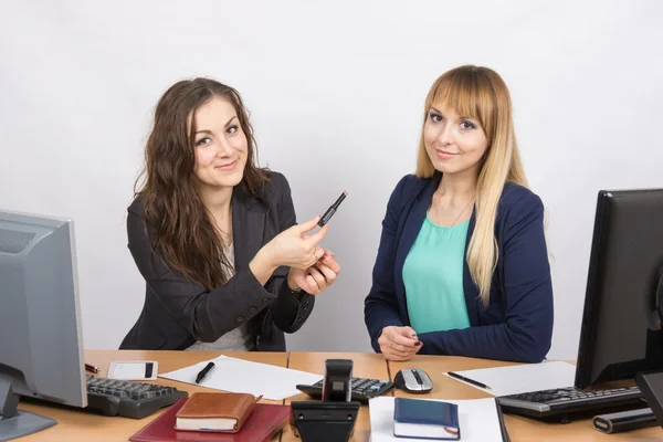 Office meisje zittend naast een collega biedt lippenstift — Stockfoto