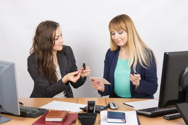 Kantoormedewerkers delen enthousiast de geheimen van make-up met elkaar — Stockfoto