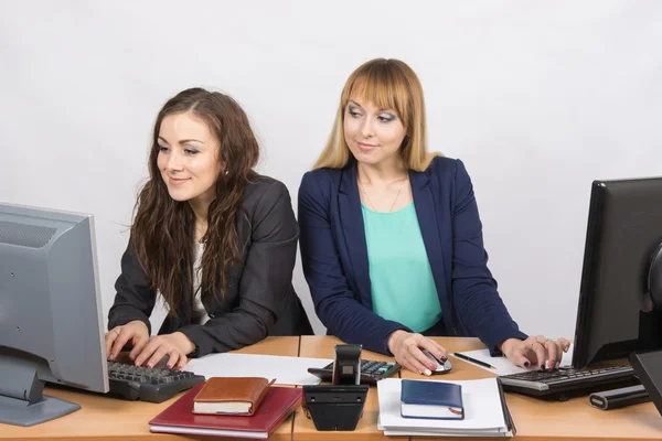 Kantoormedewerker op de sluwe kijkt naar de monitor niet-vermoedende collega's — Stockfoto