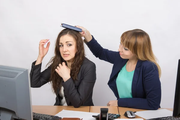 Office worker has a head colleague notebook — Stock Photo, Image