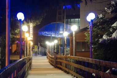 Dombay, Rusya - 7 Şubat 2015: Askılı köprü Nehri Amanauz üzerinde asılı kış gece görünümü