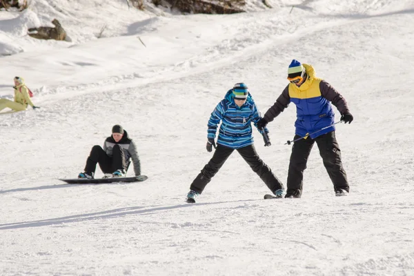 Dombay, Russie - 7 février 2015 : L'instructeur apprend à skier sur la neige en descente à Dombay — Photo