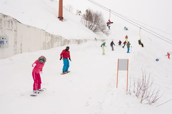 Dombay, Russie - 7 février 2015 : Les gens roulent sur les pistes enneigées de la station de ski Dombai — Photo