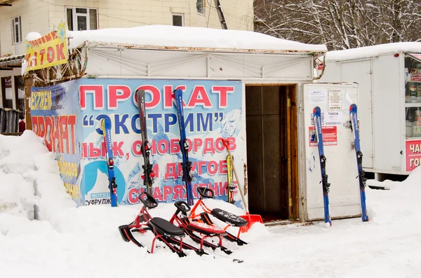 Dombay, Russie - 7 février 2015 : location de skis, snowboards et autres équipements "Extreme" situés dans la petite ville de Dombay — Photo