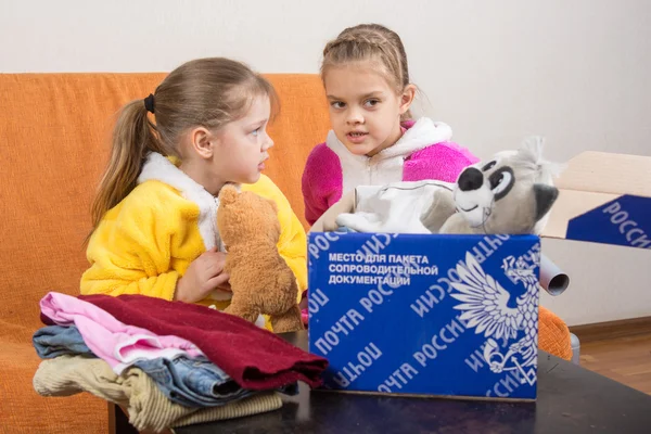 Volgograd, Rússia - 24 de fevereiro de 2016: Duas meninas estavam conversando coletando roupas e brinquedos na caixa de correio original russa — Fotografia de Stock