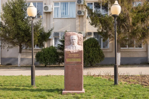 Сеннуа, Росія-15 березня 2016: пам'ятник пам'яті Малтабар Леонід Маркович встановлений перед запуском вина fanagoria заводу, село Сеннуа, вулиця міра 49 — стокове фото