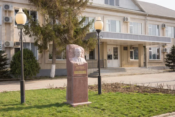 Sennoy, Russie - 15 mars 2016 : Monument à la mémoire Maltabar Leonid Markovich installé avant d'exécuter l'usine de fanagoria de vin, village Sennoy, rue Mira 49 — Photo