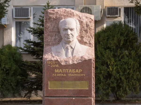 Sennoy, Russia - March 15, 2016: Monument to Memory Maltabar Leonid Markovich installed before running wine fanagoria plant, village Sennoy, Mira Street 49 — Stock Photo, Image