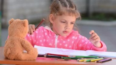 Beş yaşındaki bir kızın bir albümde istediğiniz renk karakalem seçer