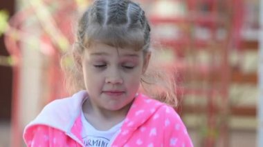 Kız basit soruların yanıtlarını beş yaşında komik