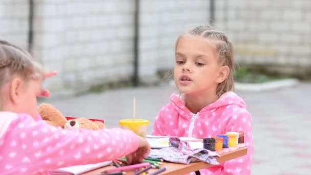 Menina escolhe e exibe o lápis correto outra menina que o abandona — Vídeo de Stock