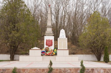 Sukko, Rusya - 15 Mart 2016: Sovyet askerleri ve savaş 1942-1943 yılında Nazi işgalcilere ve devlet ölen sivillerin Sukko köy içinde ortak mezarını bir görünüm