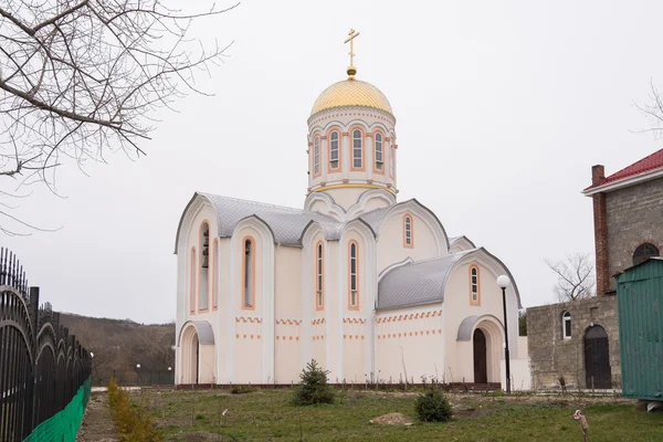 Varvarovka, Rusia - 15 de marzo de 2016: en la Iglesia del Gran Mártir Barbara View Varvarovka en el pueblo, un suburbio de Anapa, Krasnodar Krai — Foto de Stock