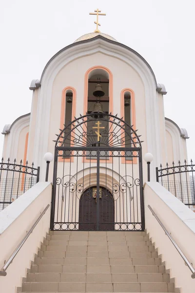 Varvarovka, Rusia - 15 de marzo de 2016: La entrada principal a la iglesia en el pueblo de Gran Mártir Barbara Varvarovka, un suburbio de Anapa, Krasnodar Krai — Foto de Stock