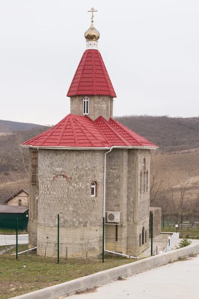 Varvarovka, Ryssland - 15 mars 2016: Den gamla kyrkan i den byn av fantastiska martyren Barbara Varvarovka, en förort till Anapa, Krasnodar kraj — Stockfoto