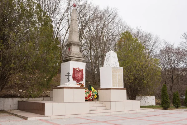 Sukko, russland - 15. März 2016: ein Blick auf das gemeinsame Grab sowjetischer Soldaten und Zivilisten im Dorf sukko, die im Kampf gegen Nazi-Invasoren und den Staat in den Jahren 1942-1943 starben — Stockfoto