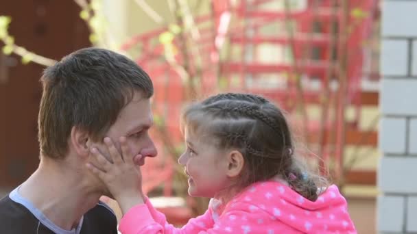 De paus en de vijfjarige dochter plezier, sluiten hun ogen en neus grab hand — Stockvideo