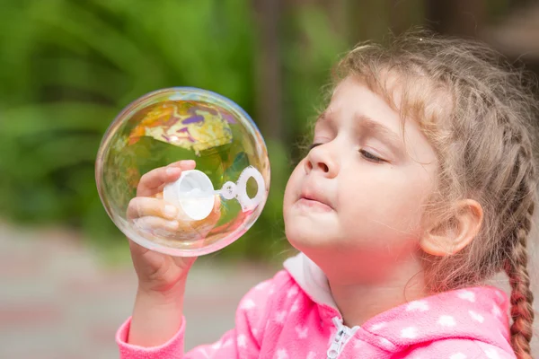 Vijfjarig meisje opgeblazen een grote doosniveau — Stockfoto